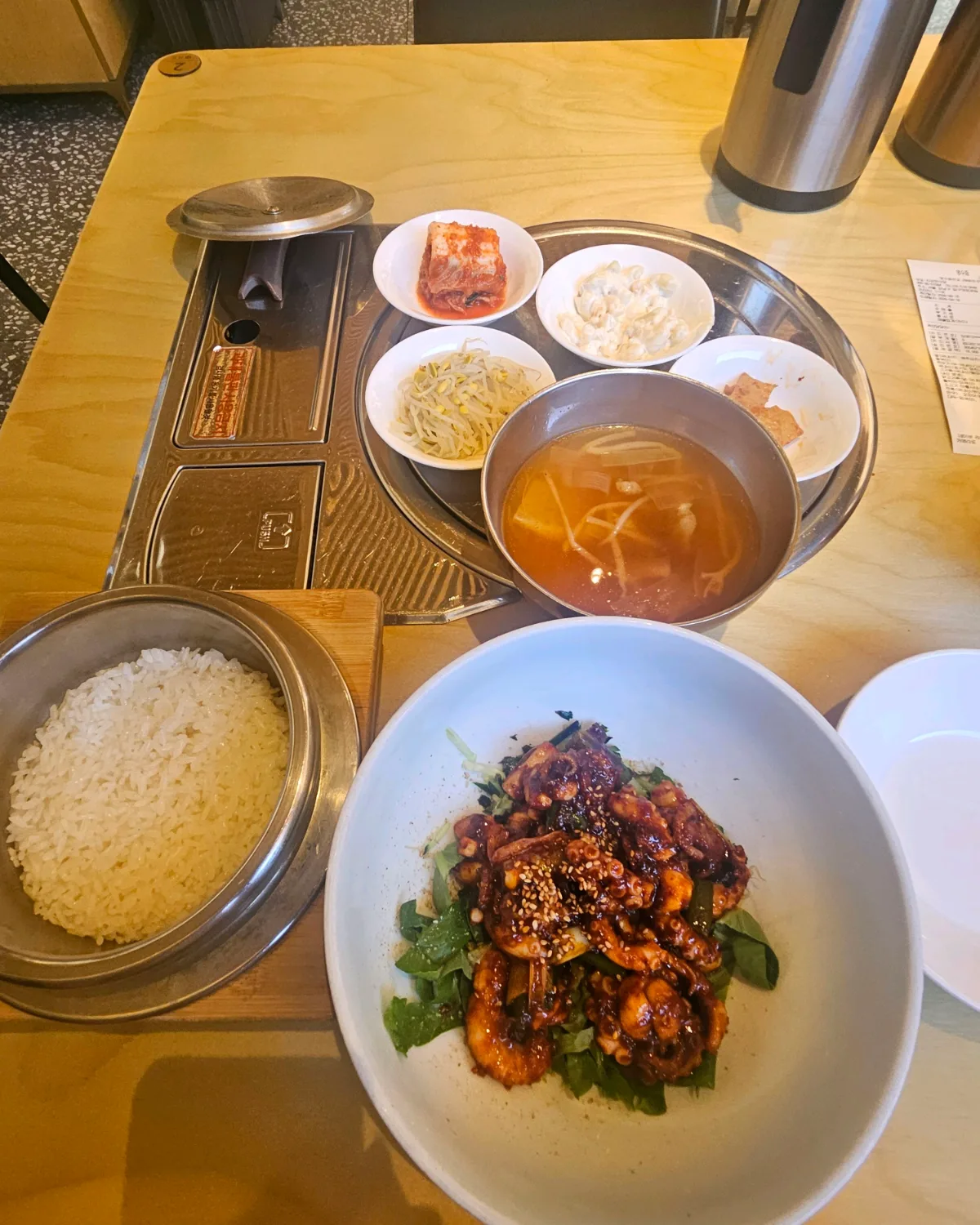 ジガンハン食堂 狎鴎亭本店 — タコのビビンバとご飯、スープの定食
