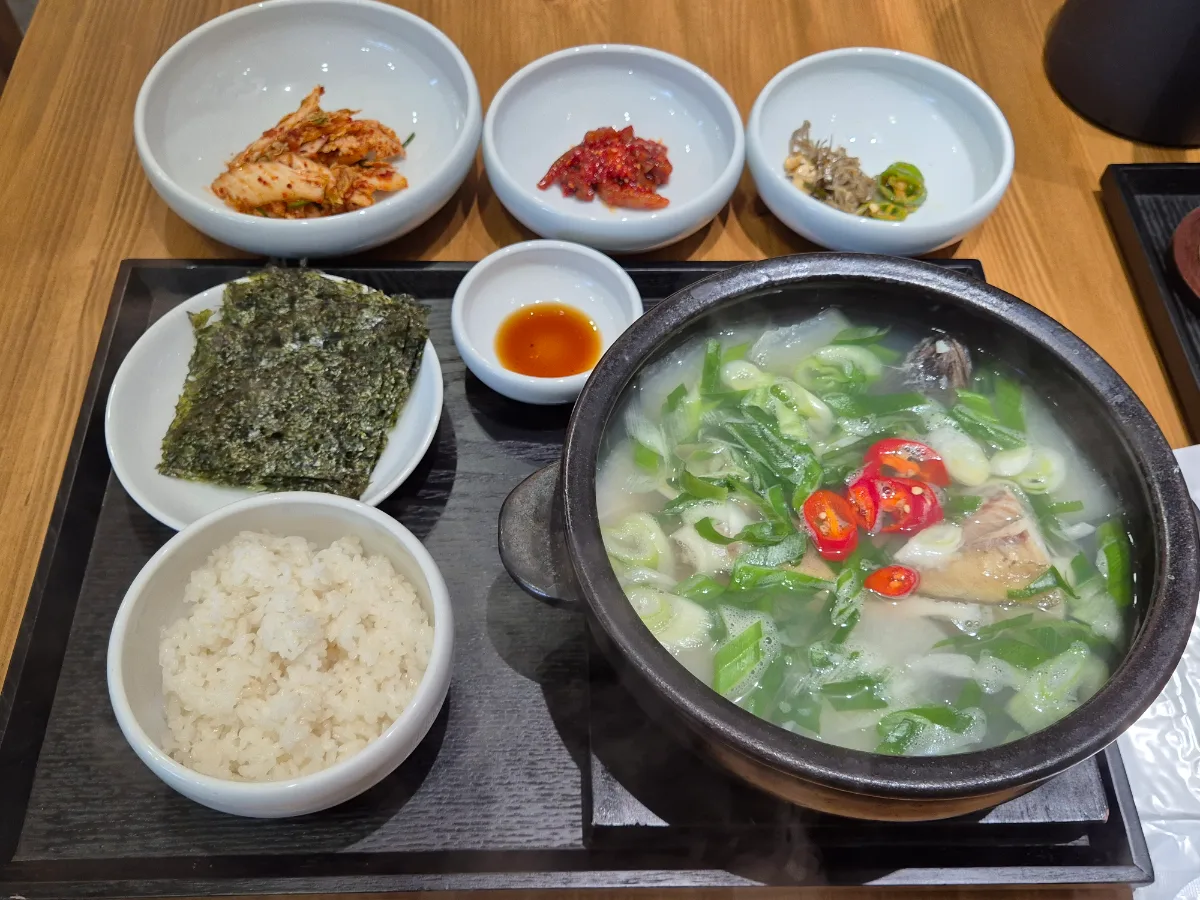 ジンボン・ミョンテタン — 魚のスープとご飯、キムチの膳