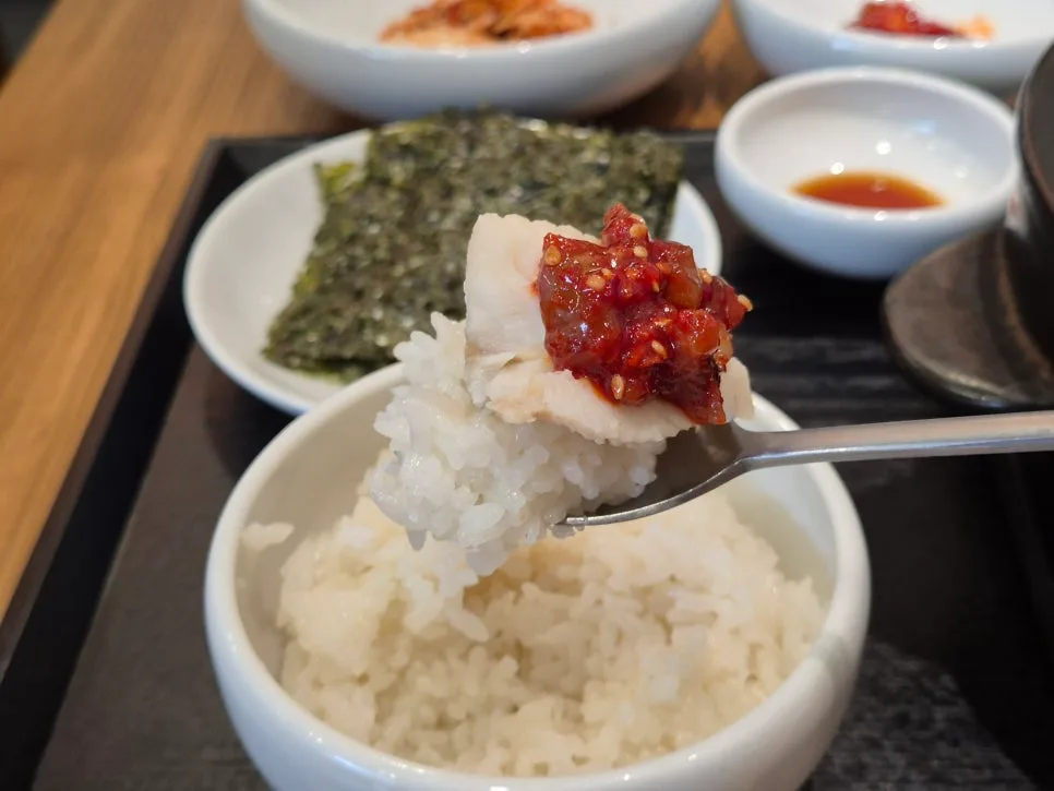 タコの塩辛と魚の身をのせたご飯