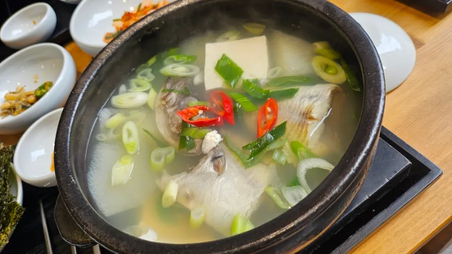 ジンボン・ミョンテタン — 大根と豆腐が入ったミョンテタンの土鍋
