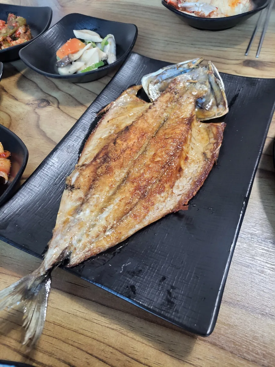 開いて焼いた魚の一皿