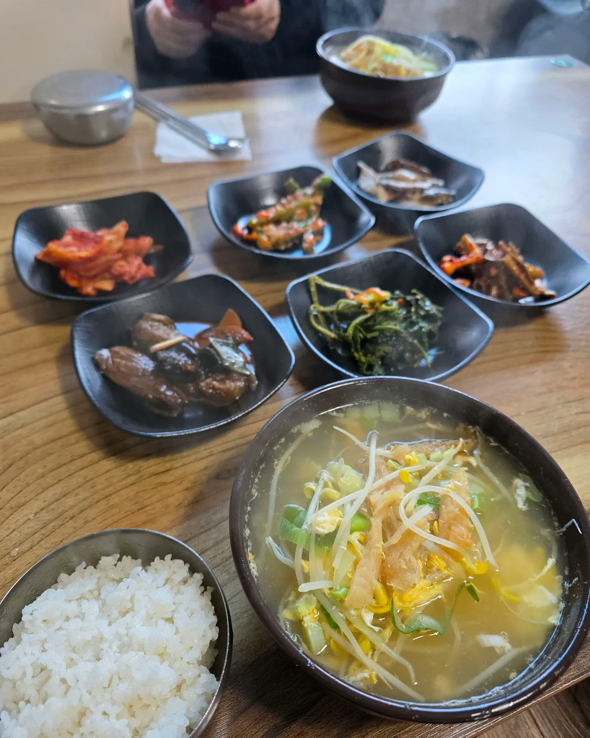 魚のスープとご飯、小皿のおかず