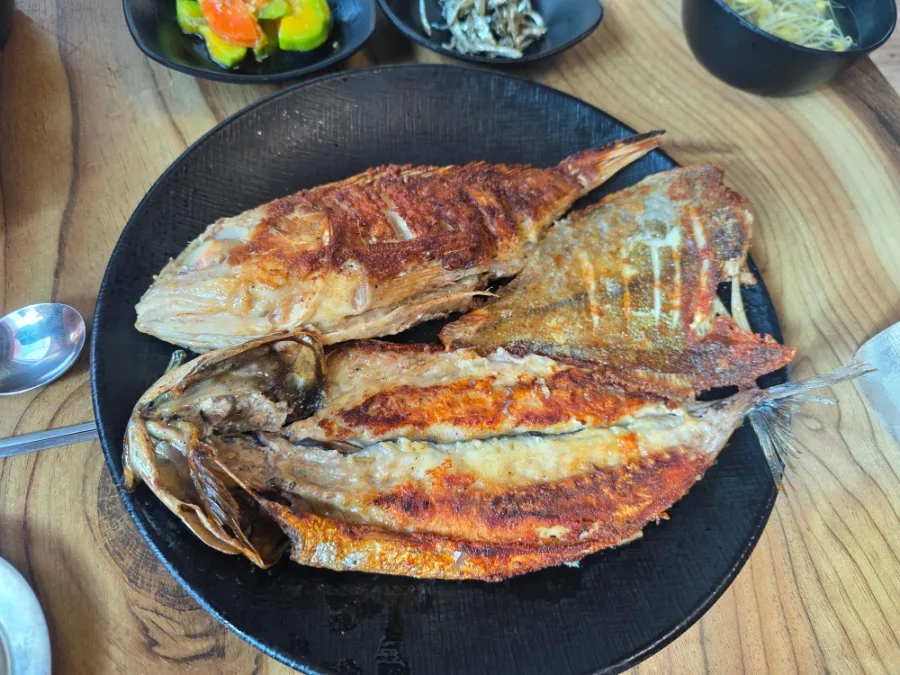 大皿に盛られた焼き魚