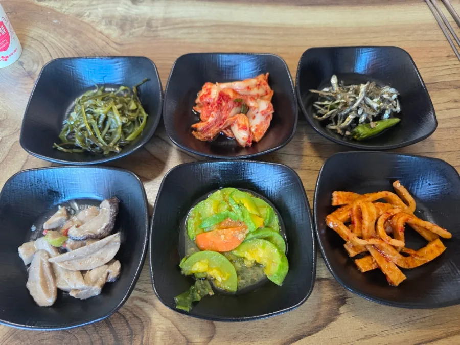 キムチや野菜など六皿のおかず