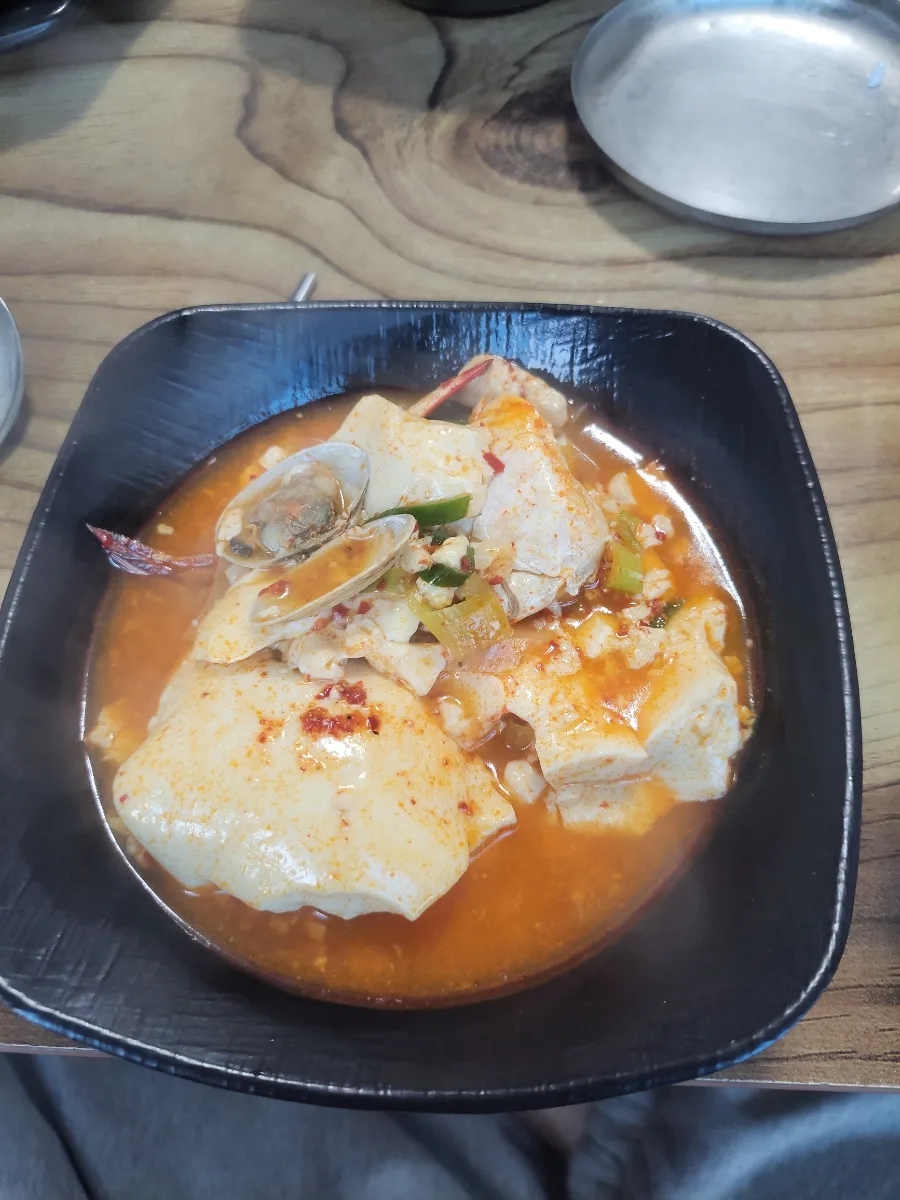 ジニの食堂 — 豆腐と貝が入った赤いチゲ