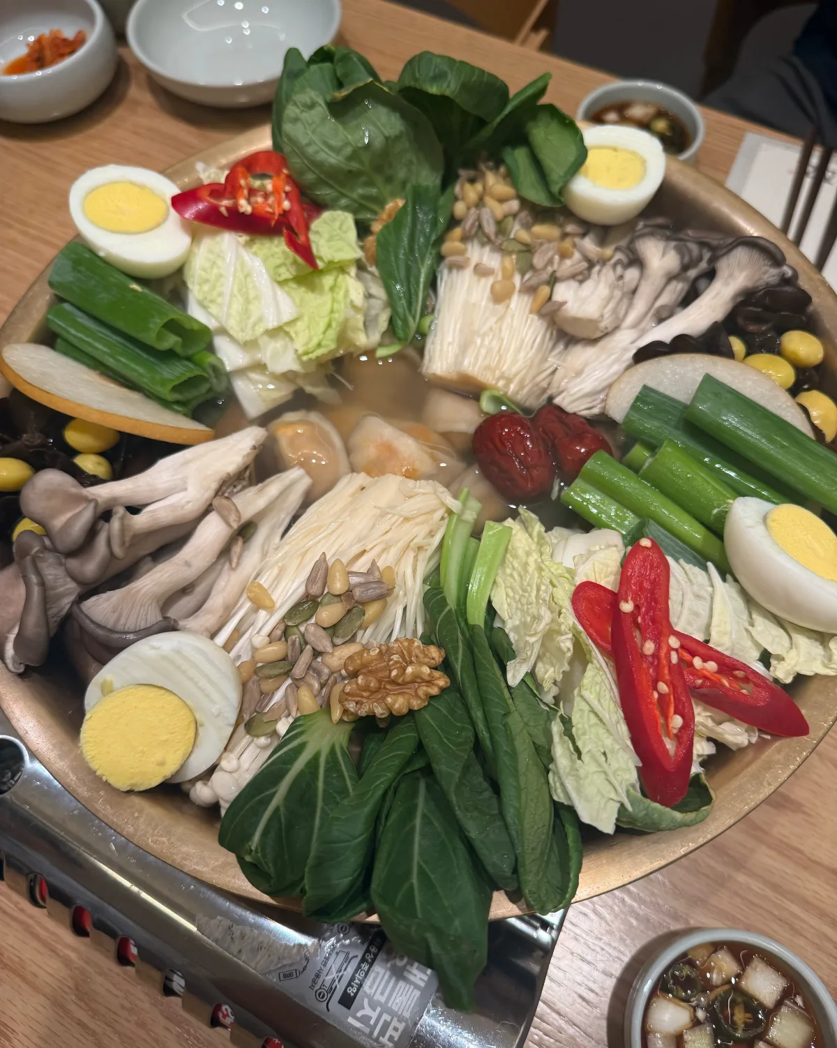 JINJIN MANDU 市庁店 — きのこと野菜が並ぶオボクチェンバン