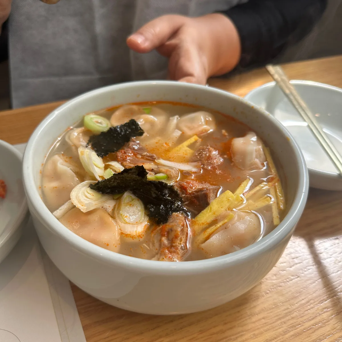 マンドゥが入った赤いスープ