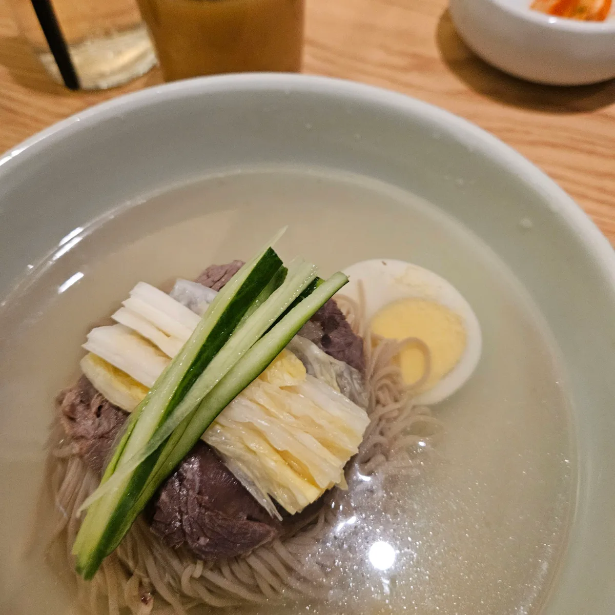 牛肉と卵をのせた平壌冷麺