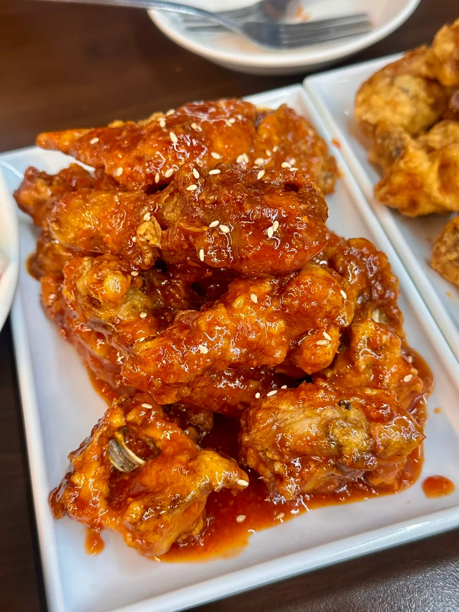 角皿に盛られたたれ付きチキン