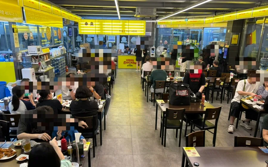 多くの客が食事をする店内