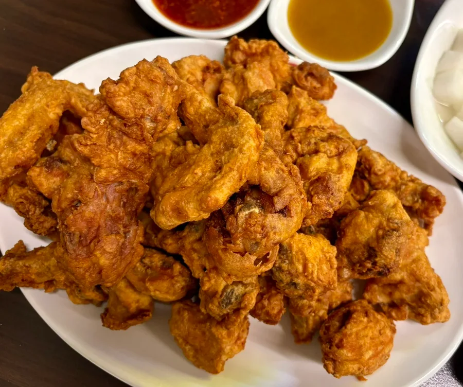 チンミトンタッ — 皿いっぱいのフライドチキン