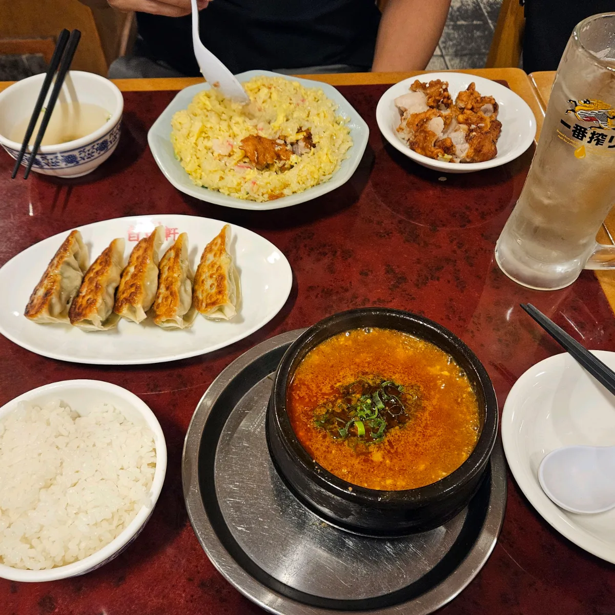 自由軒 — 麻婆豆腐や餃子が並ぶ食卓