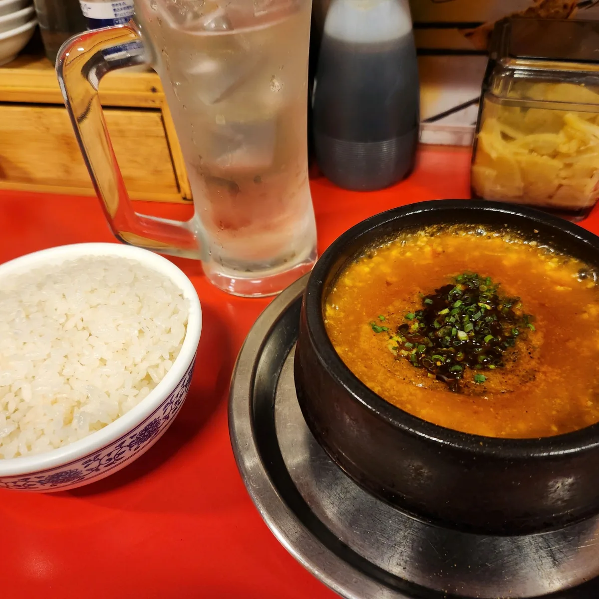 ご飯を添えた土鍋の麻婆豆腐
