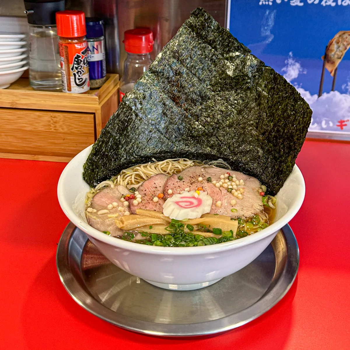 大きな海苔がのった中華そば