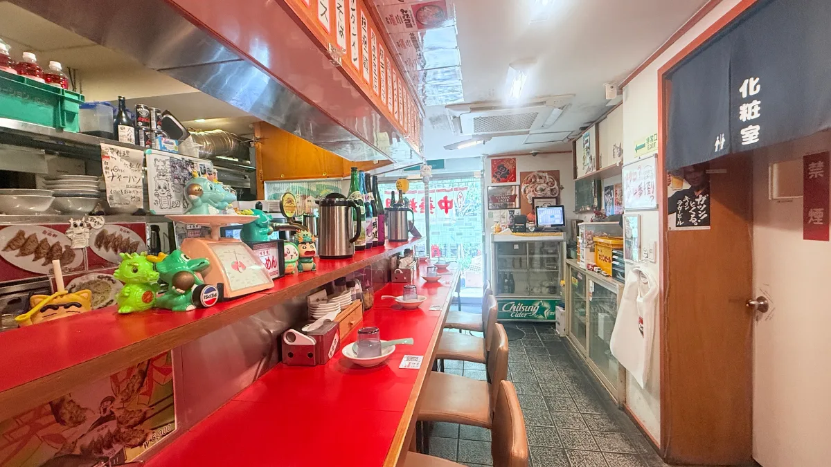自由軒 — 赤いカウンターが続く店内