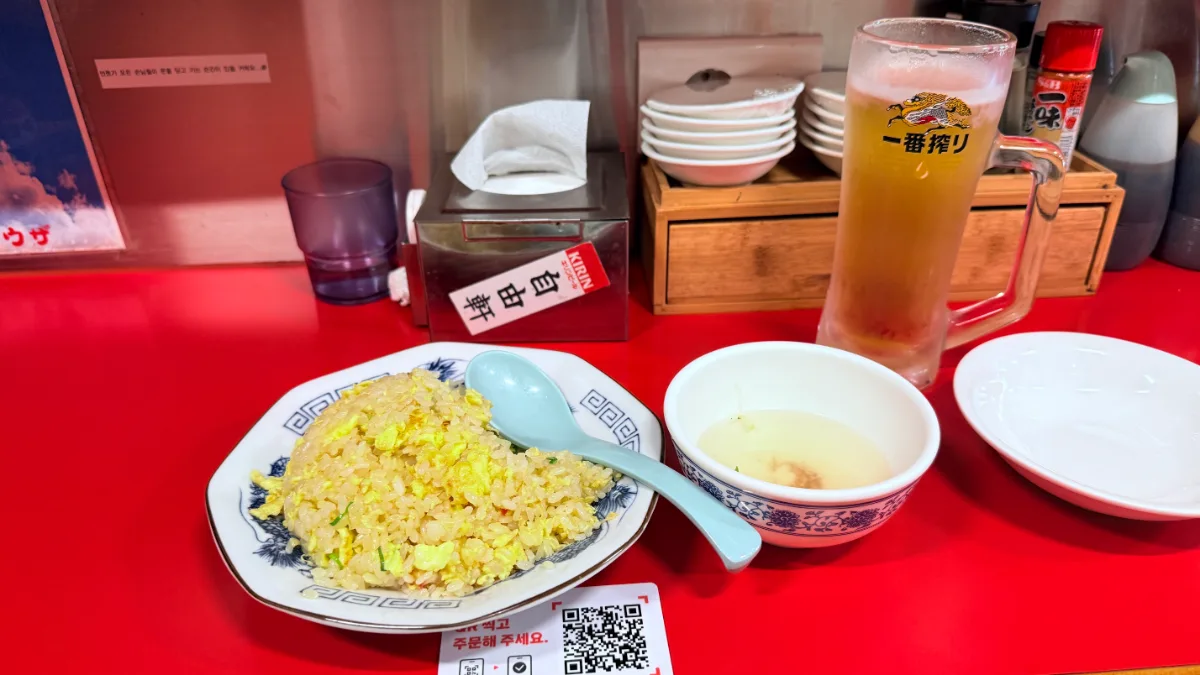 自由軒 — 卵入りの炒飯とスープ