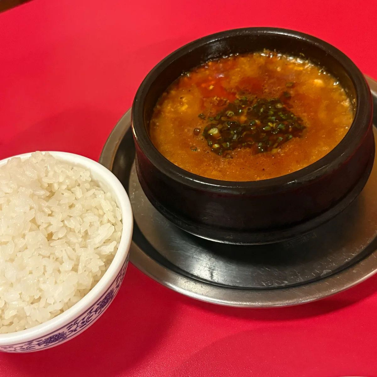 自由軒 — ご飯を添えた熱々の麻婆豆腐
