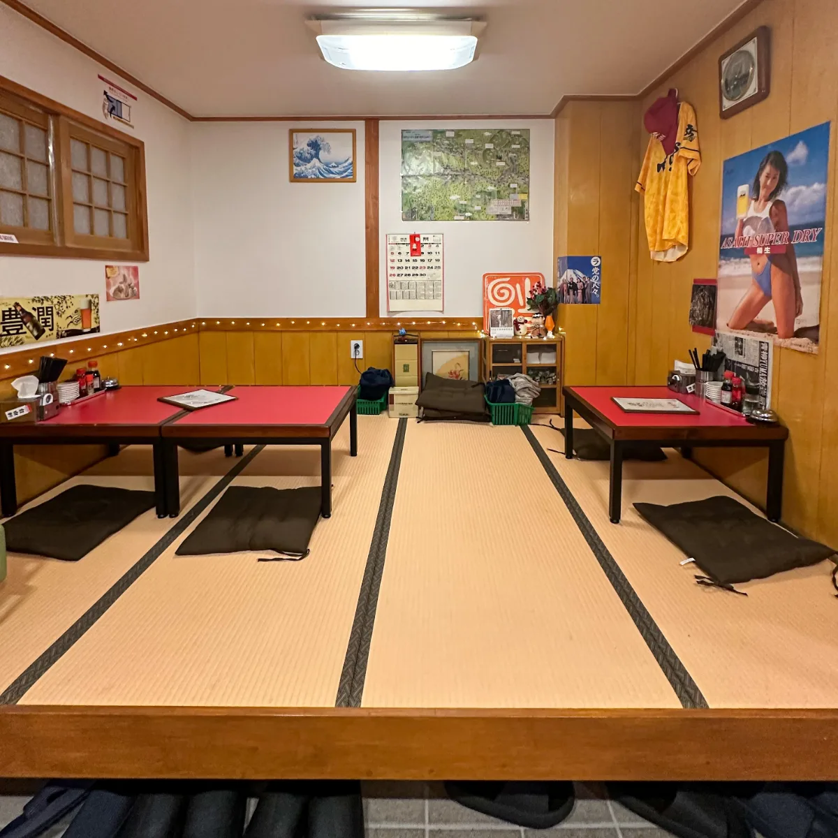 自由軒 — 赤いテーブルが並ぶ座敷席