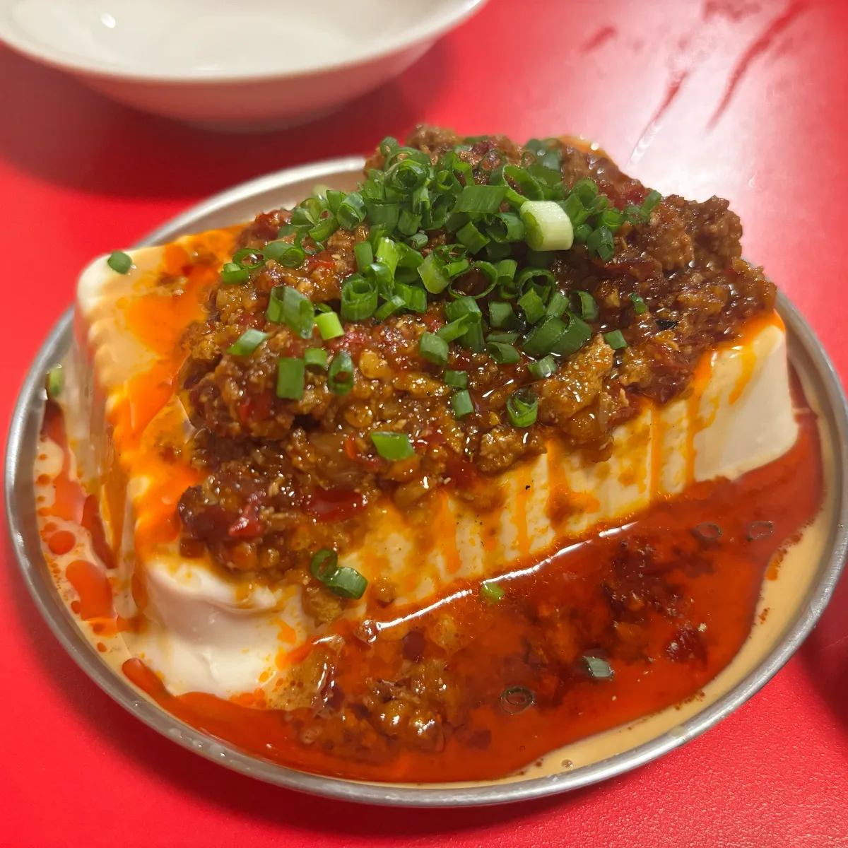 ひき肉とラー油をのせたよだれ豆腐