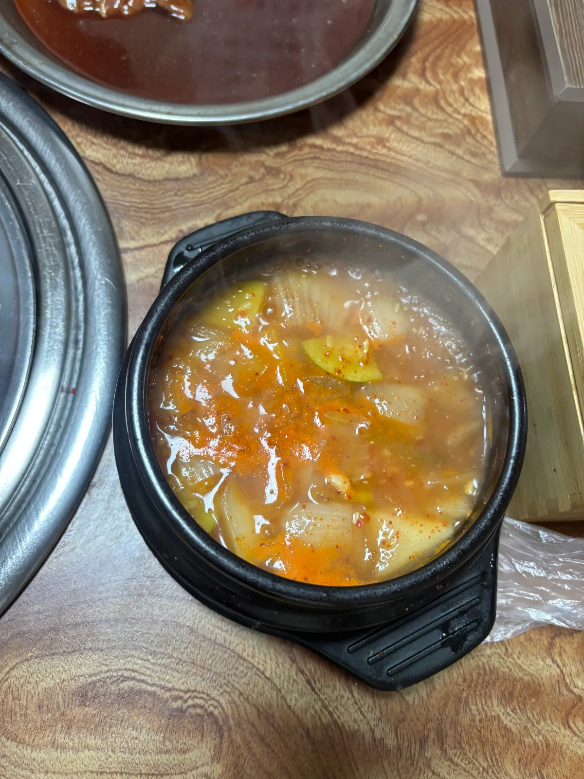 角切り野菜が入った土鍋のチゲ
