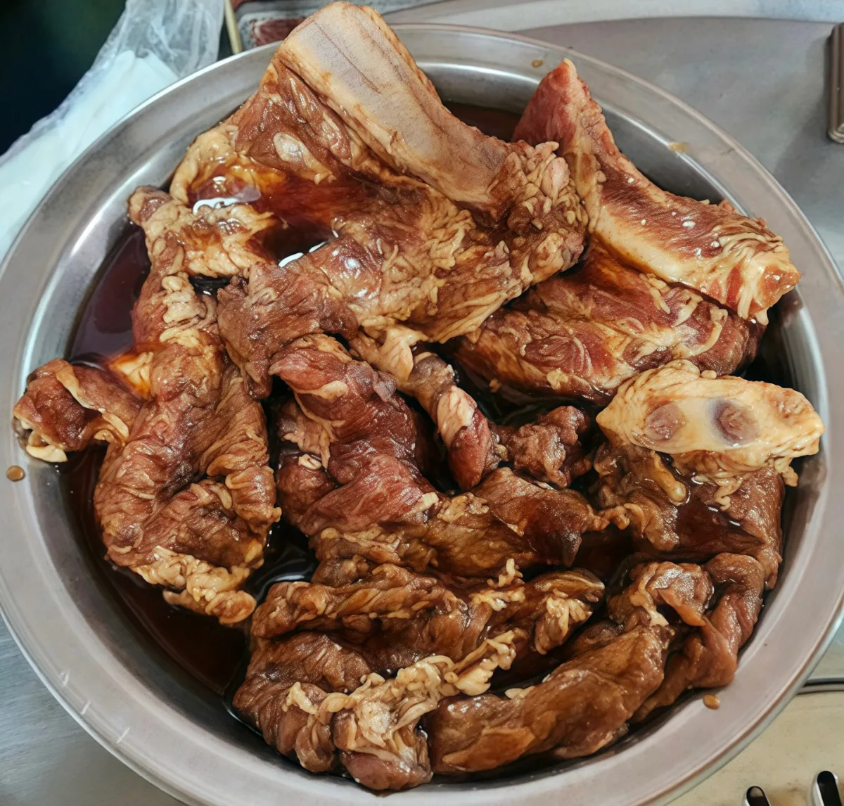 たれに漬けた骨付き豚カルビ