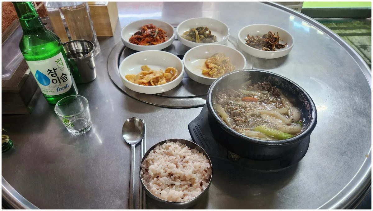 ご飯と土鍋料理、小皿のおかず