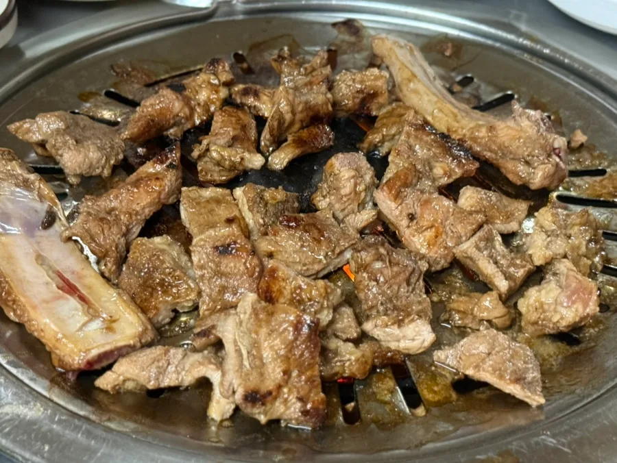 網の上で焼けた骨付き豚カルビ