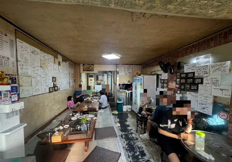 座敷と丸テーブルが並ぶ店内