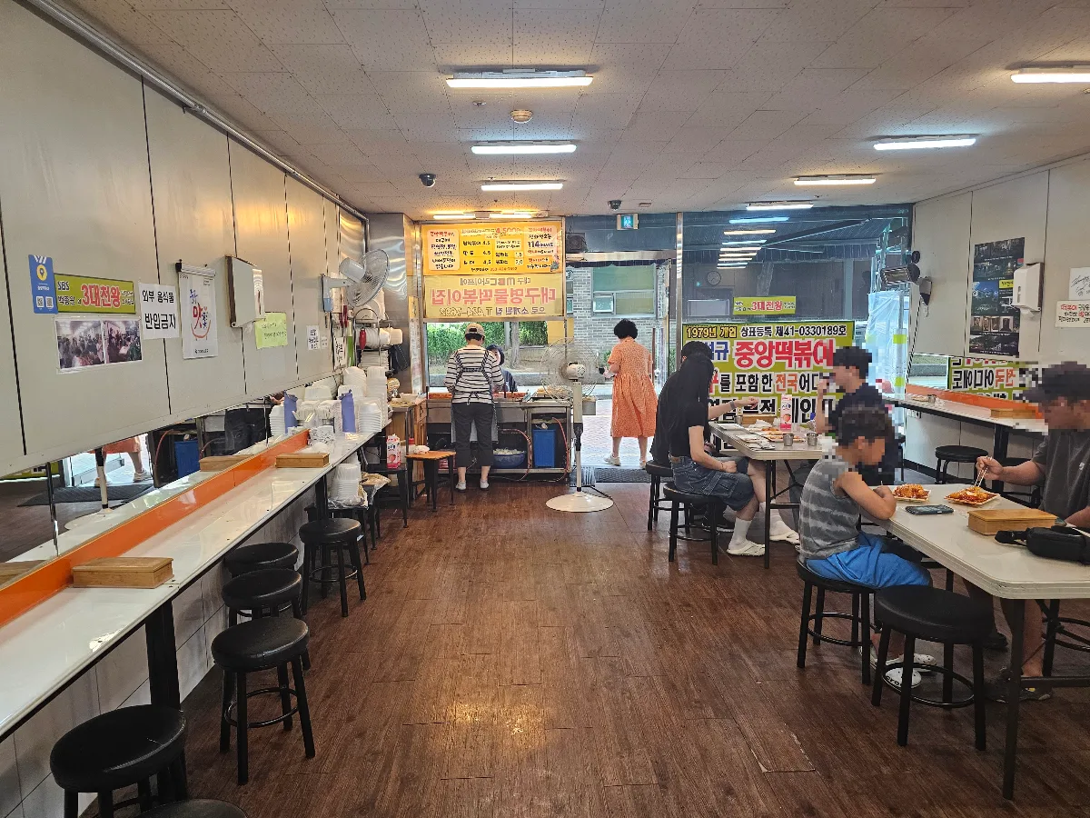 中央トッポッキ — 壁沿いのカウンターとテーブル席