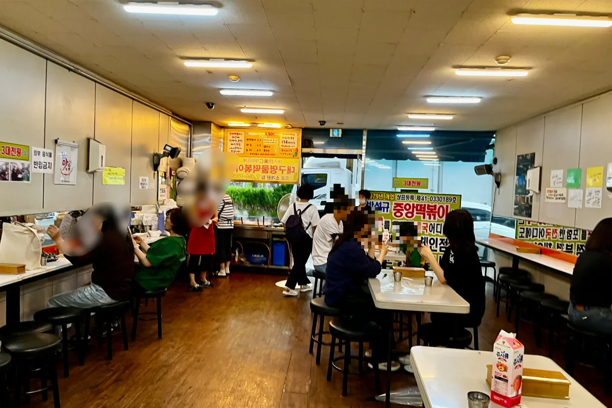 食事客が座るテーブルと丸椅子