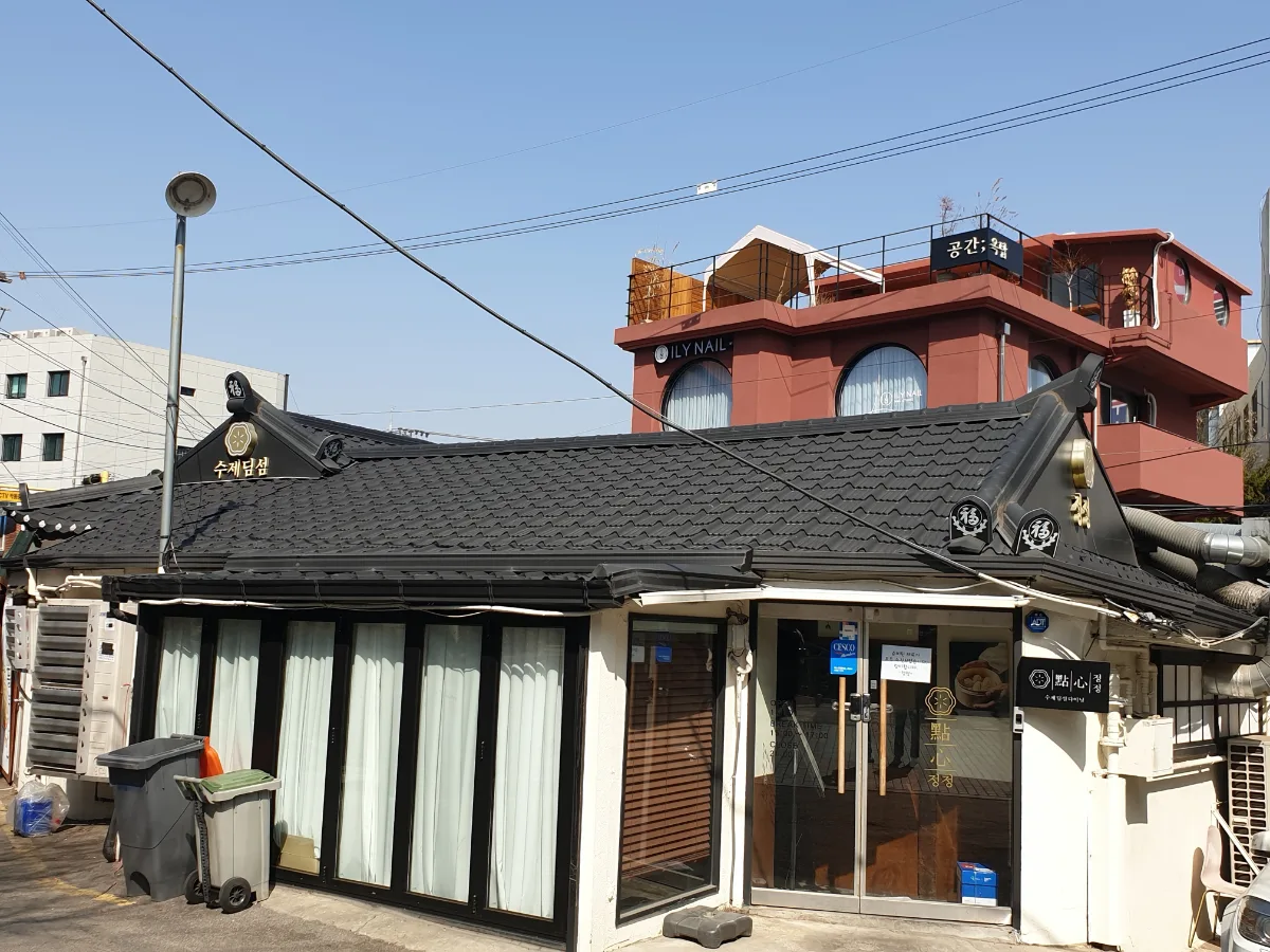 ジョンジョン — 黒い瓦屋根の店舗