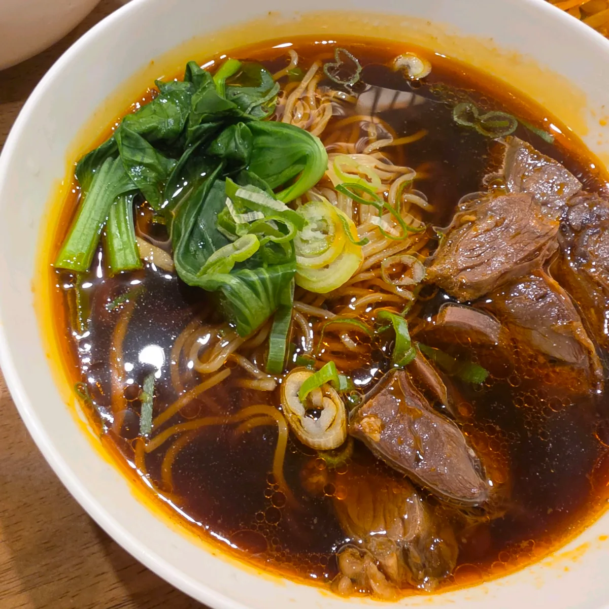 青菜と牛肉をのせた牛肉麺