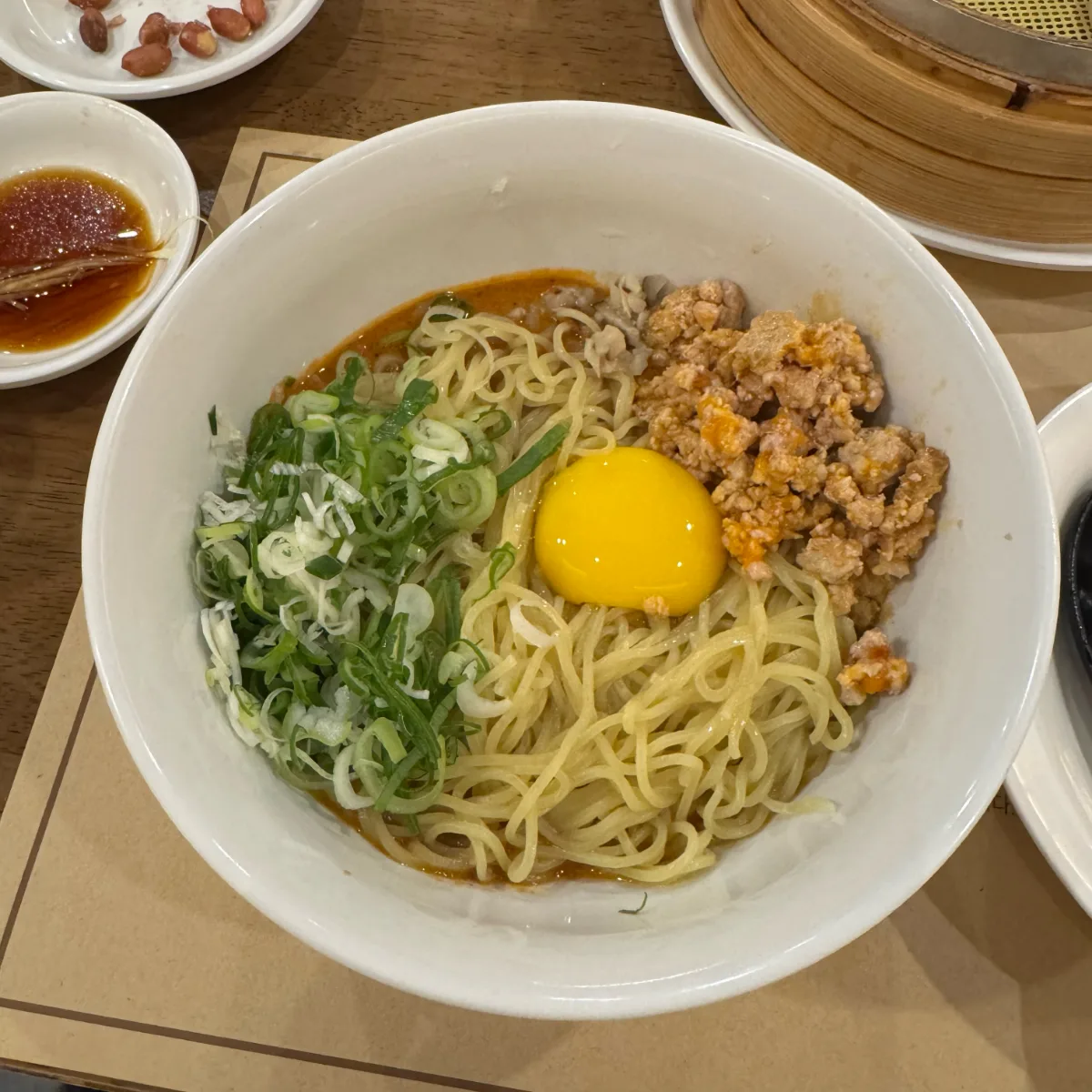 ジョンジョン — 卵黄とひき肉をのせた汁なし担々麺