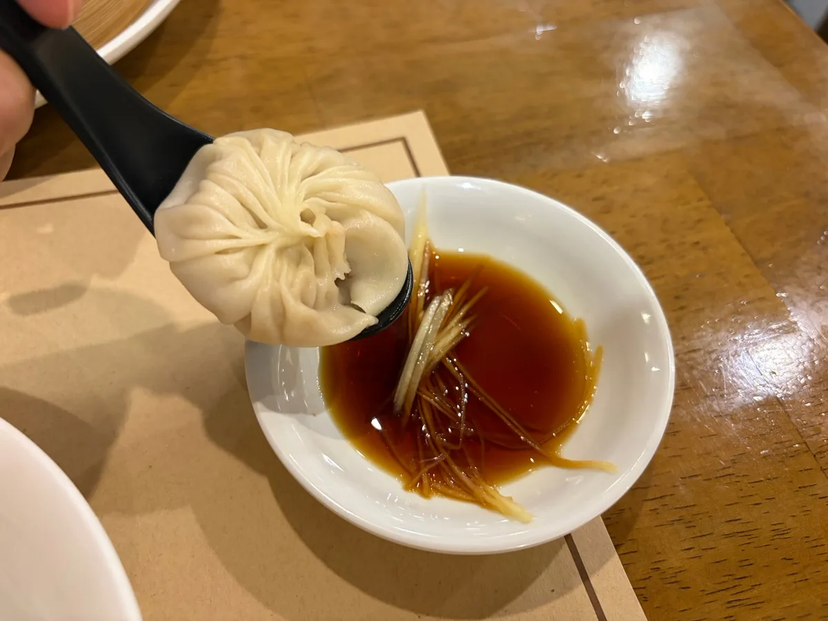 レンゲにのせた小籠包