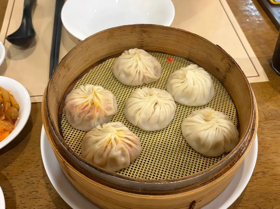 ジョンジョン — 蒸籠に並ぶ6個の小籠包