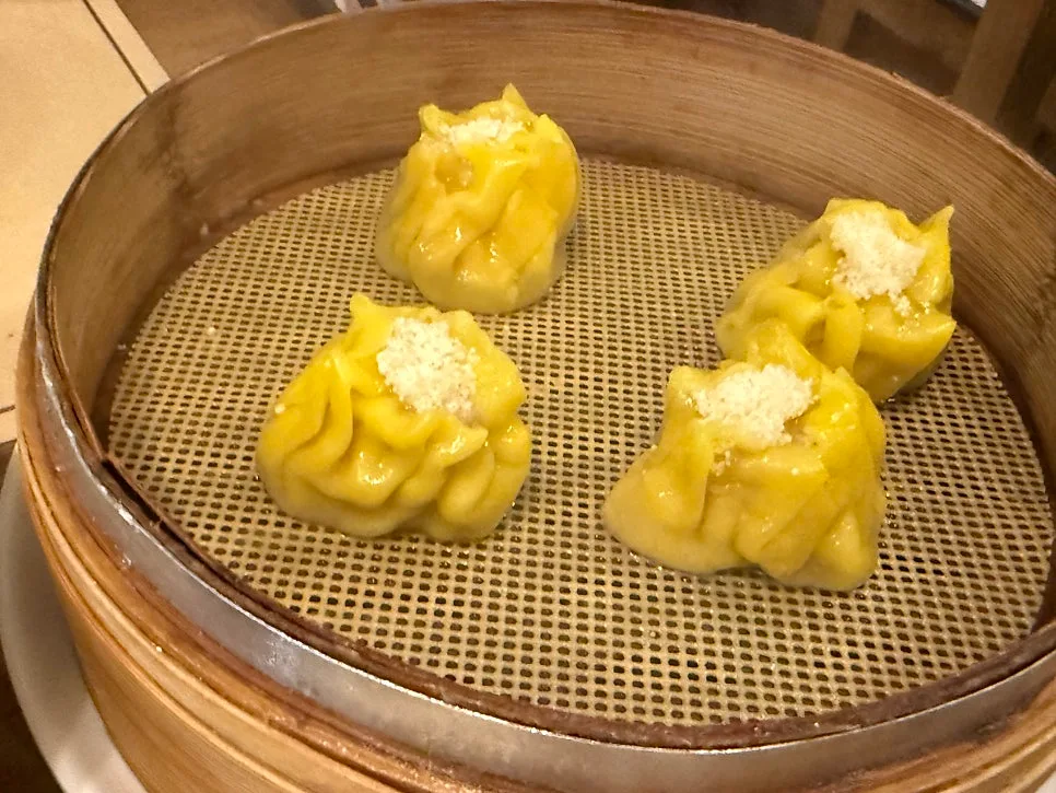 蒸籠に並ぶ黄色い皮のシュウマイ