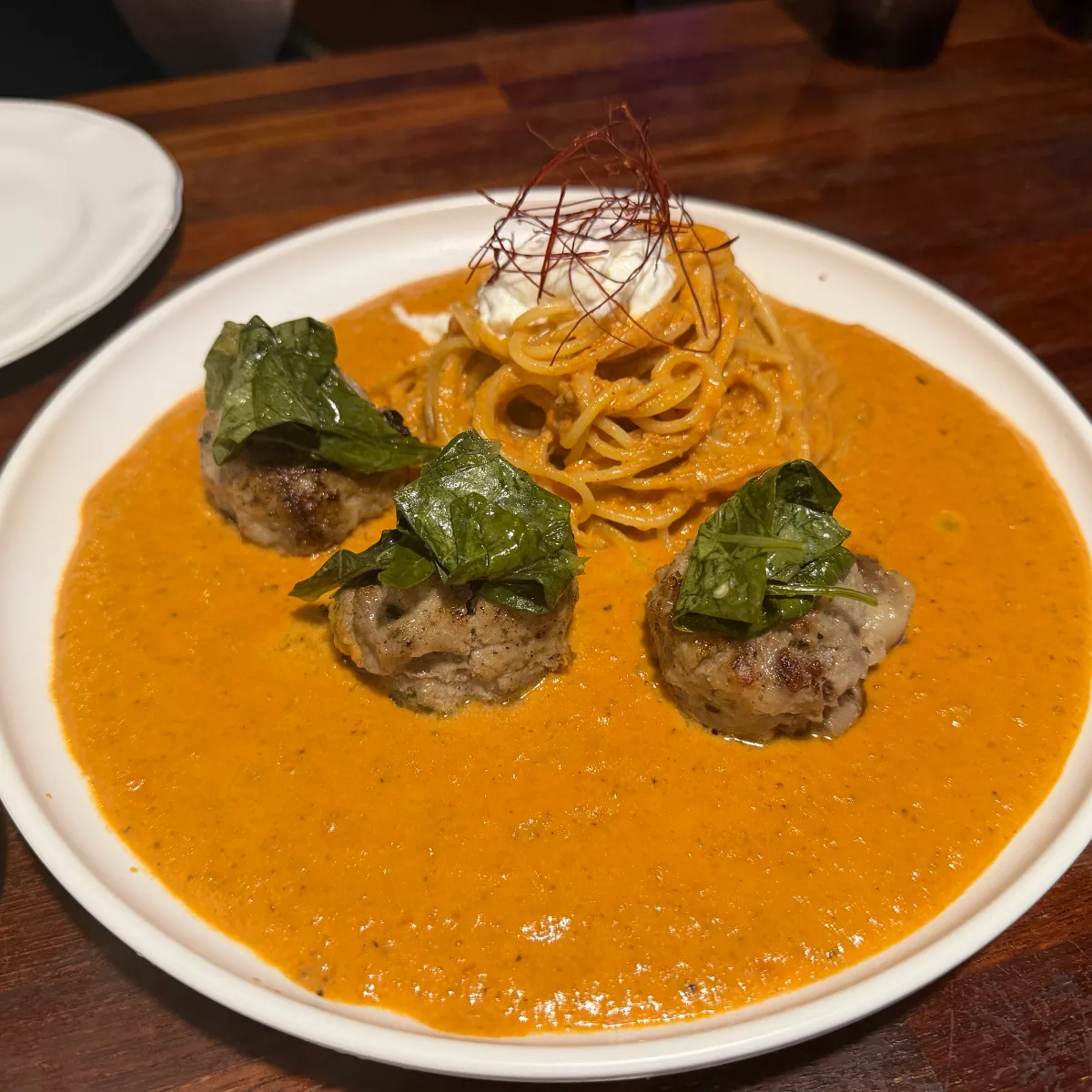 ジュンスバンキッチン — ミートボールをのせたロゼソースのパスタ