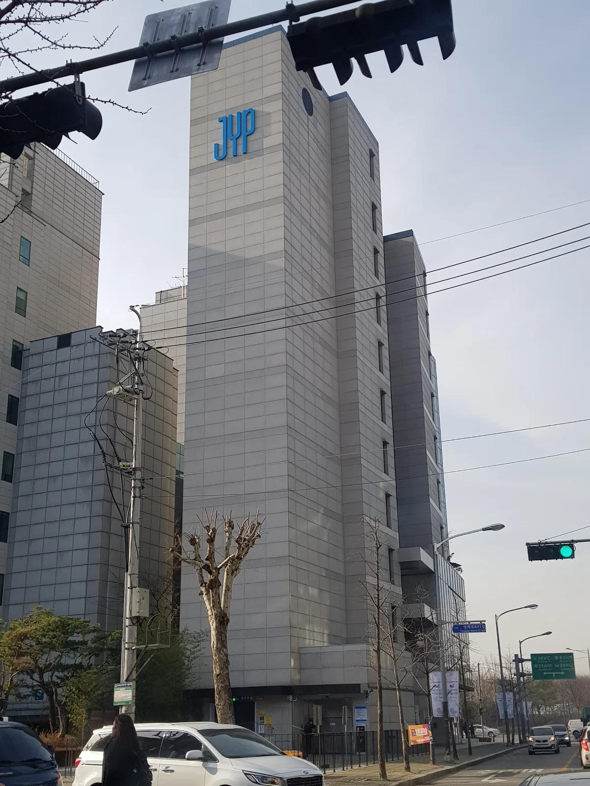 JYPエンターテインメント 本社 — 青いJYPロゴを掲げた本社ビル