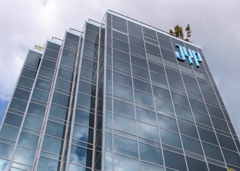 JYPエンターテインメント 本社 — ガラス壁に掲げられたJYPロゴ