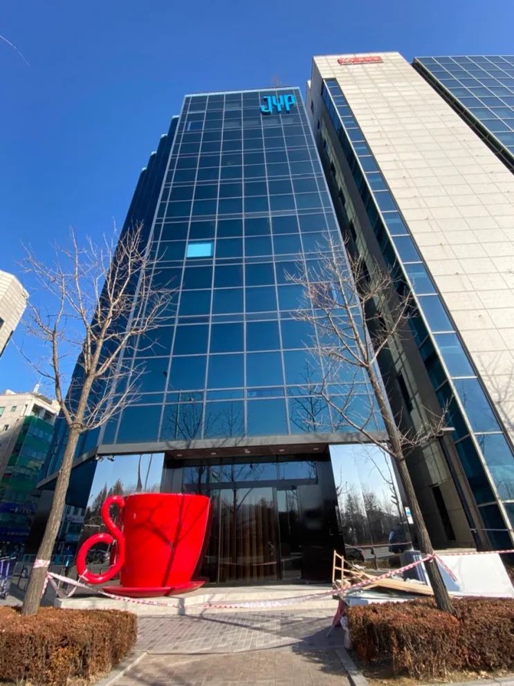 JYPエンターテインメント 本社 — 赤いカップのオブジェと社屋入口