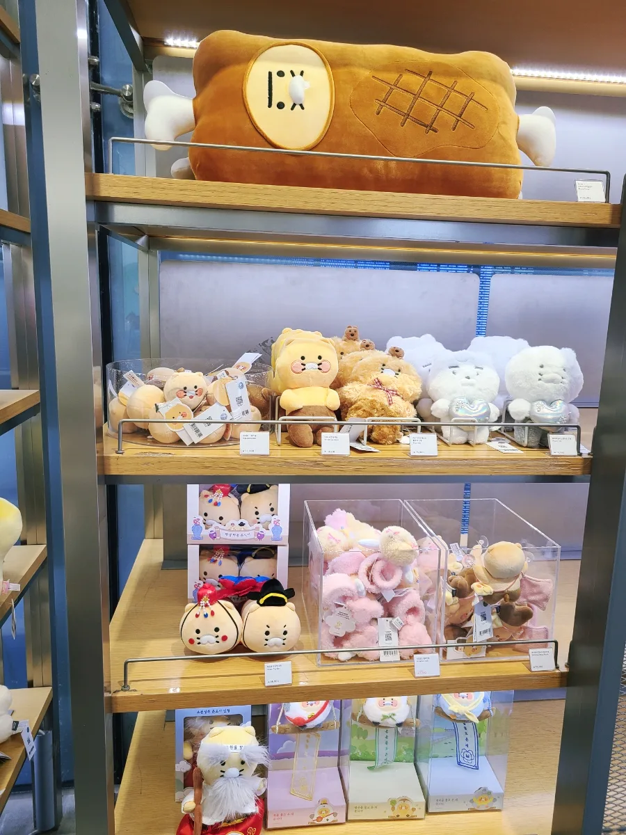 チュンシクのぬいぐるみが並ぶ弘大店の棚