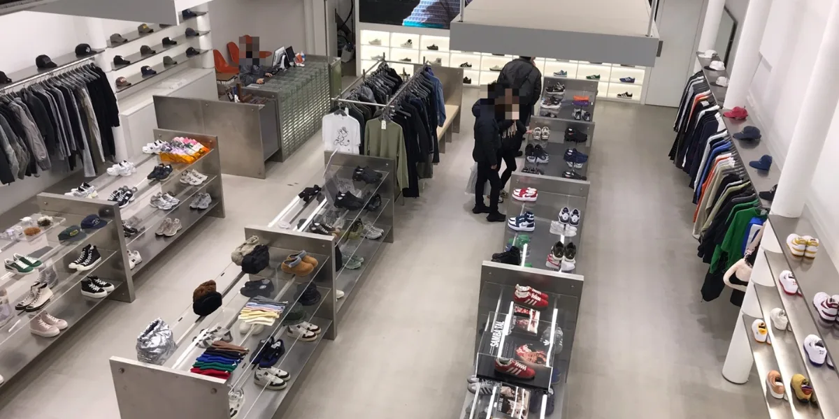 カシナ 聖水店 — スニーカーと服が並ぶ店内