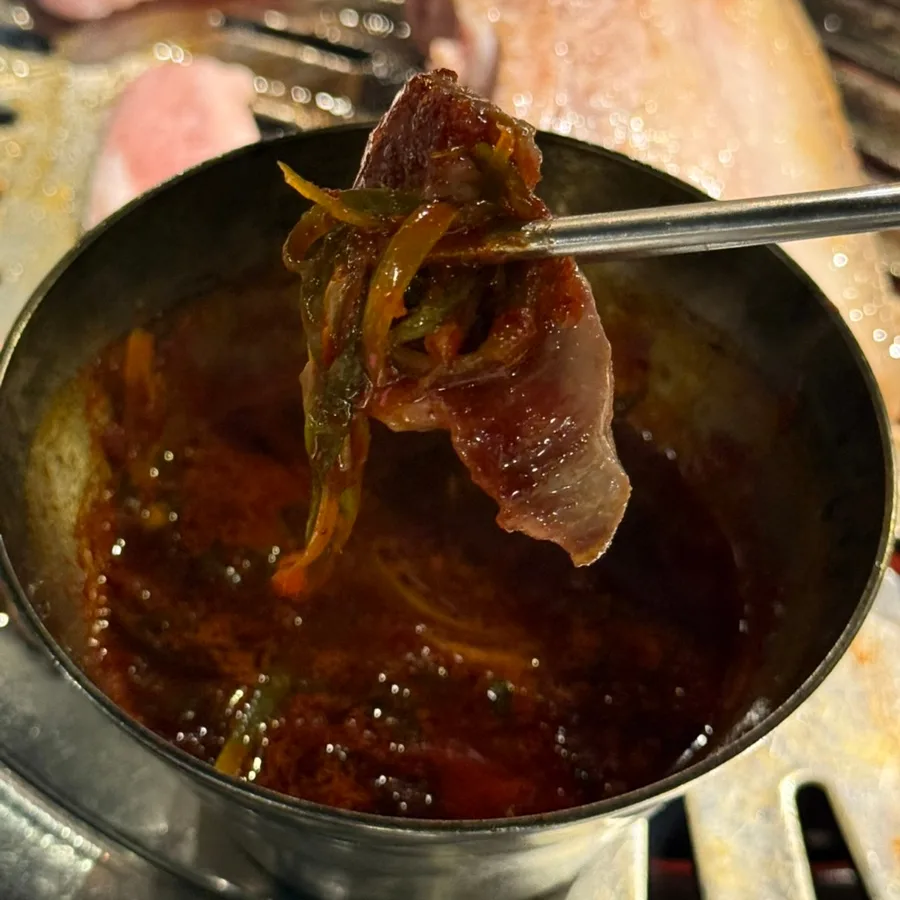 たれをまとった焼き肉の一切れ