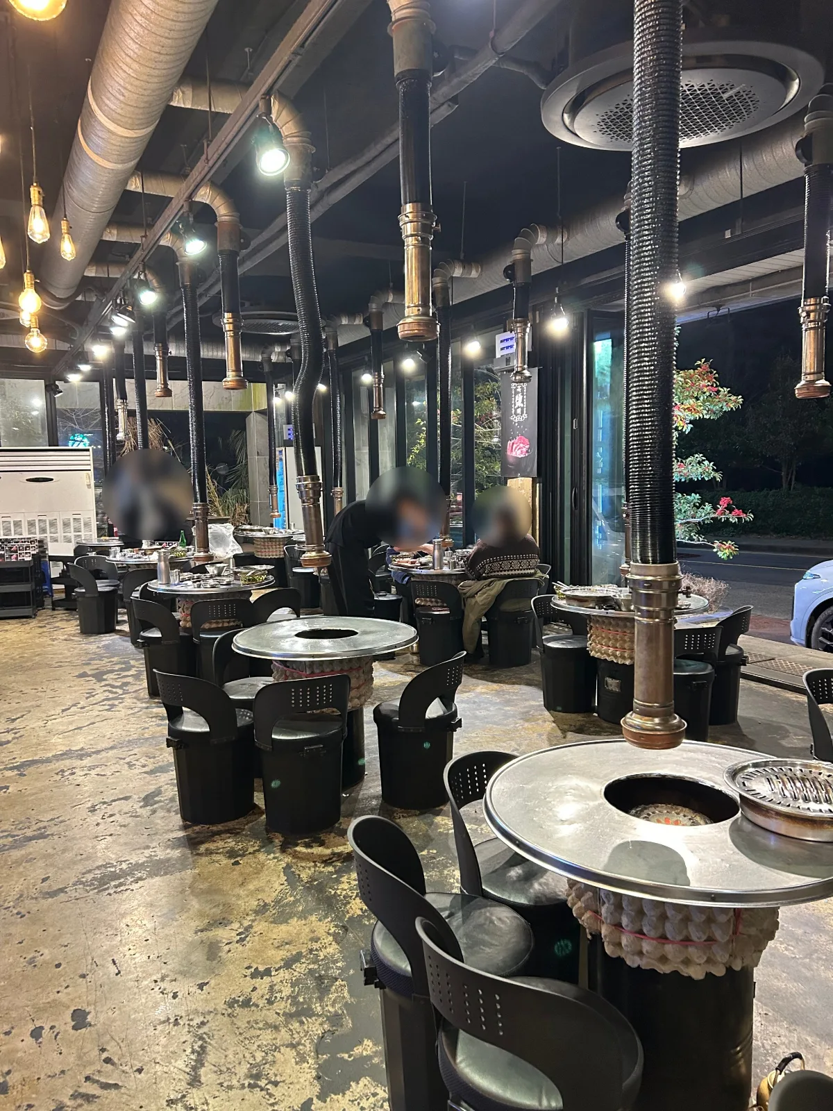 クンドンガ 中文店 — 丸い焼き台が並ぶ客席