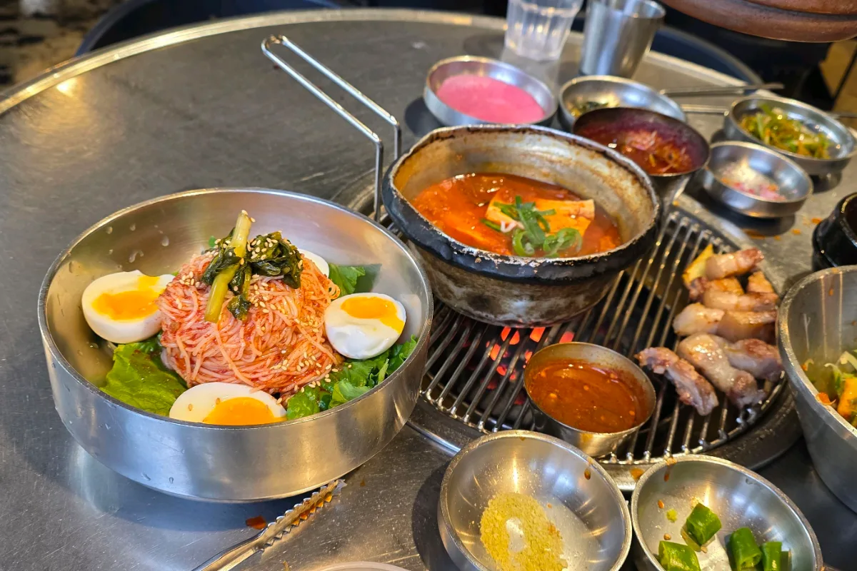 クンドンガ 中文店 — 焼き肉と麺が並ぶ食卓