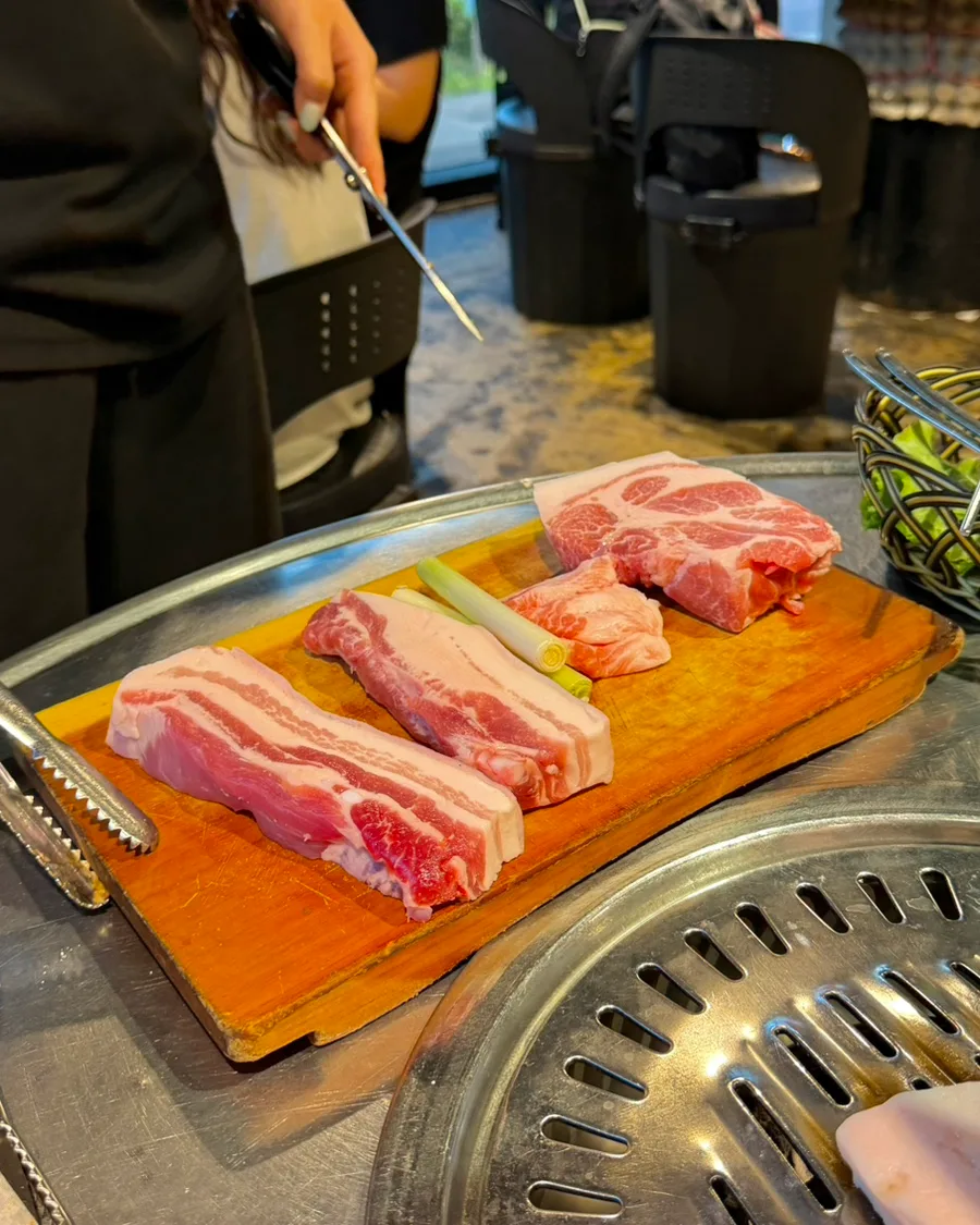 クンドンガ 中文店 — 木の板にのった厚切りのオギョプサルと肩ロース
