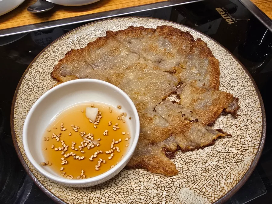 キムシネ・タッカンマリ 明洞本店 — こんがり焼いたチヂミとタレ
