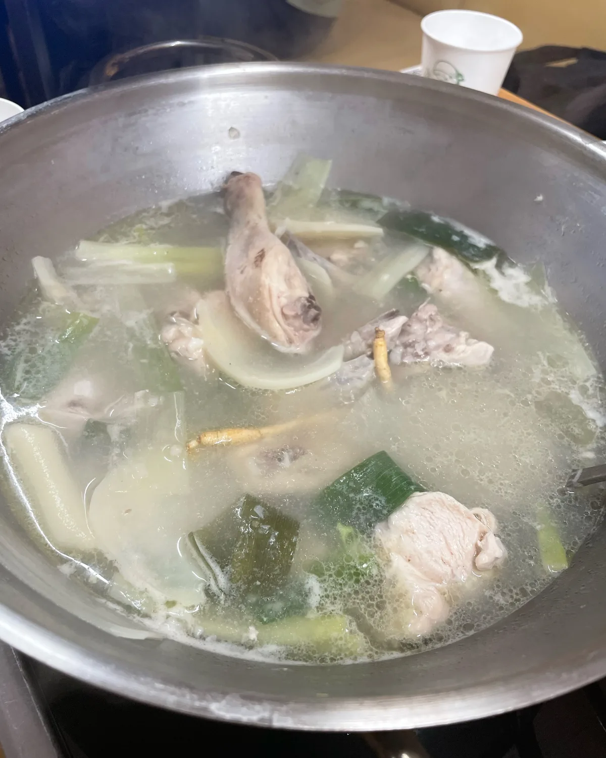 キムシネ・タッカンマリ 明洞本店 — 鶏肉と長ねぎが入った鍋
