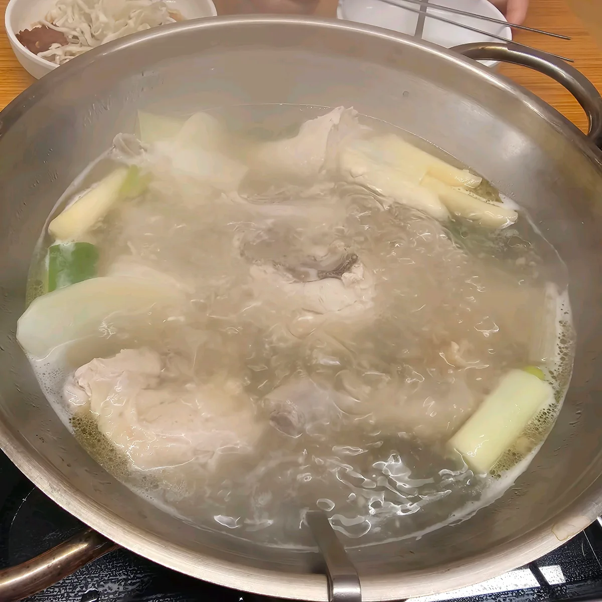 鶏肉と長ねぎを煮込む鍋