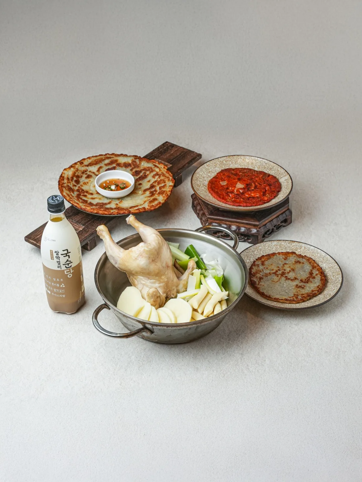 キムシネ・タッカンマリ 明洞本店 — 鶏鍋とチヂミ、マッコリの並ぶ食卓